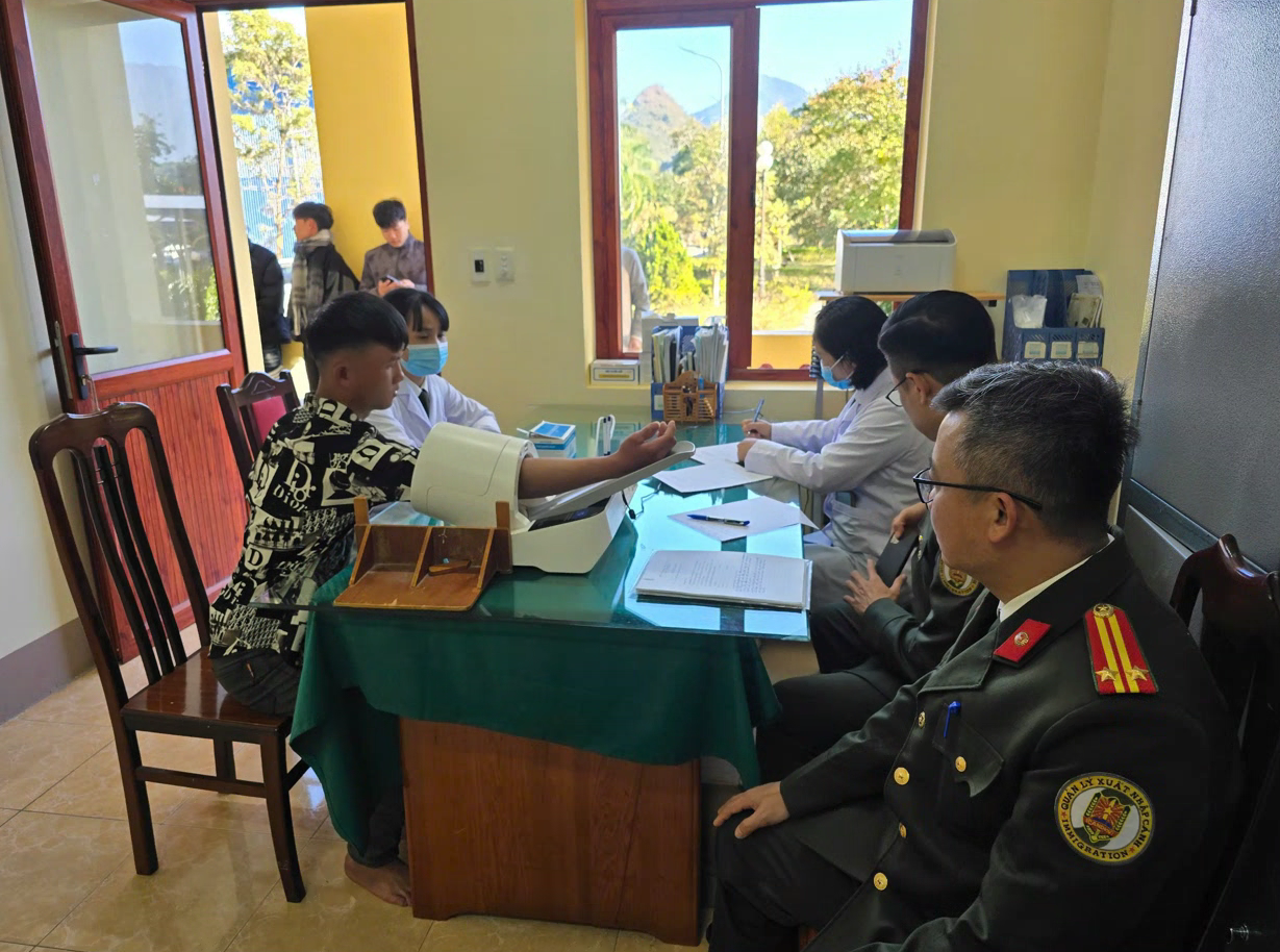 Cán bộ y tế Công an tỉnh khám sức khỏe đối với công dân đăng ký thực hiện nghĩa vụ CAND năm 2026 tại Cục Quản lý xuất nhập cảnh