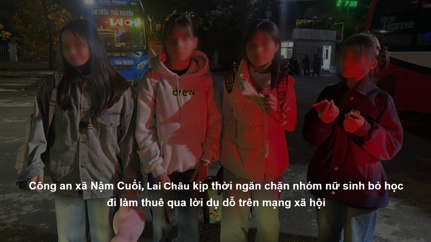 Bốn em học sinh tại bến xe