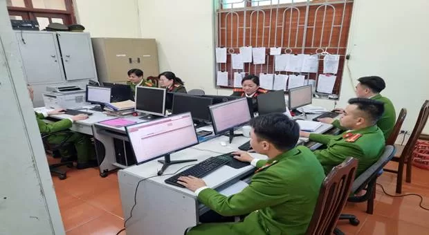 Cán bộ, chiến sĩ thực hiện công tác chuyển đổi dữ liệu từ hệ thống cũ sang hệ thống dữ liệu mới