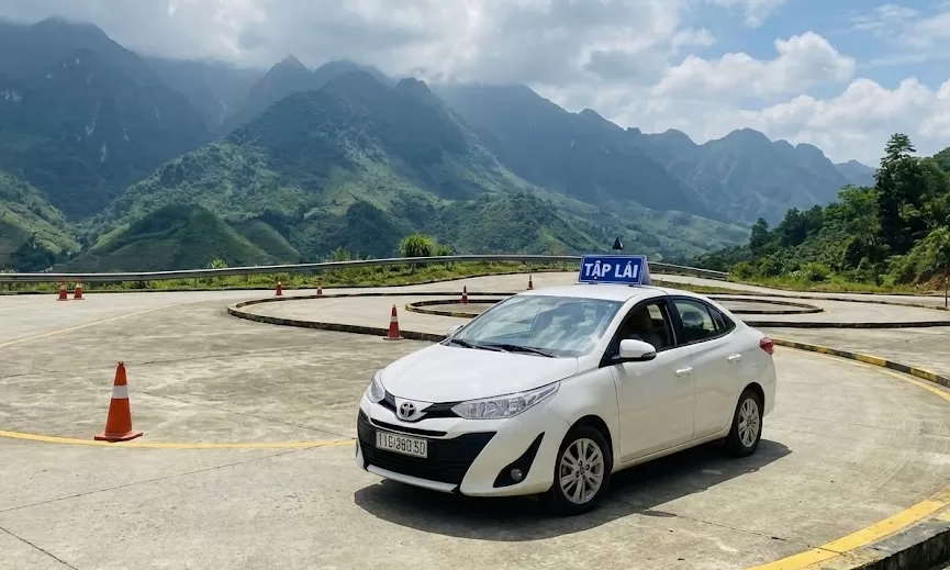 Vị trí anh Lò Văn Quyết lao xuống hồ cứu cháu Lò Khánh Hiệp đuối nước