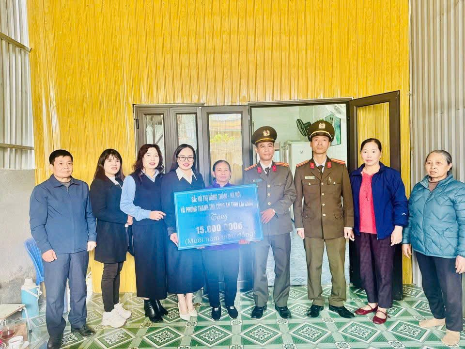 Thanh tra Công an tỉnh và Hội Liên hiệp Phụ nữ phường Đoàn Kết, Ban lãnh đạo tổ dân phố Quyết Tiến 5 trao quà cho bà Phan Thị Hường