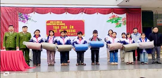 Cán bộ, lãnh đạo Công an xã Khun Há trao tặng chăn tại trường PTDTBT THCS Khun Há