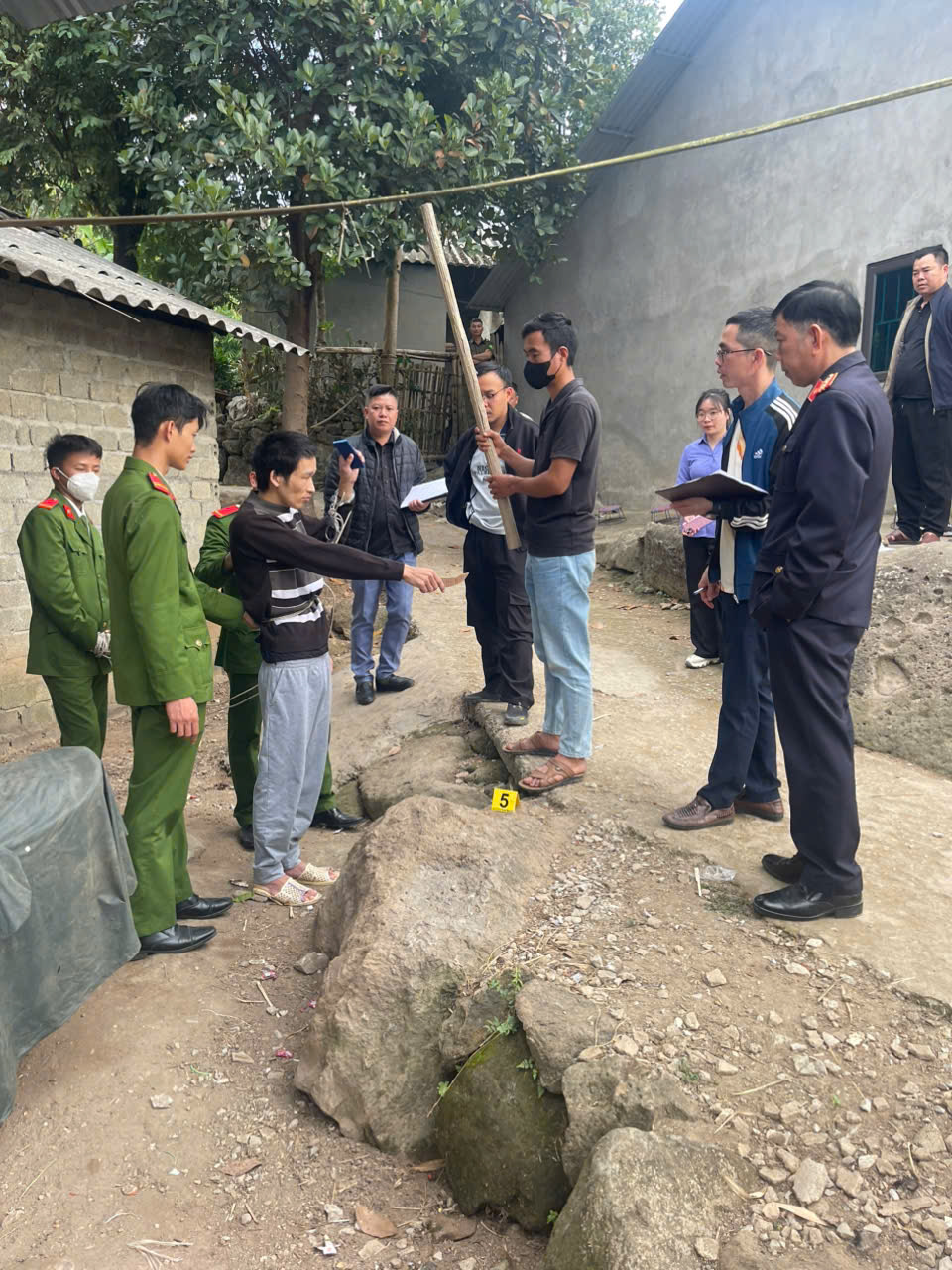 Bị can Lò Văn Khiêm tại hiện trường vụ án