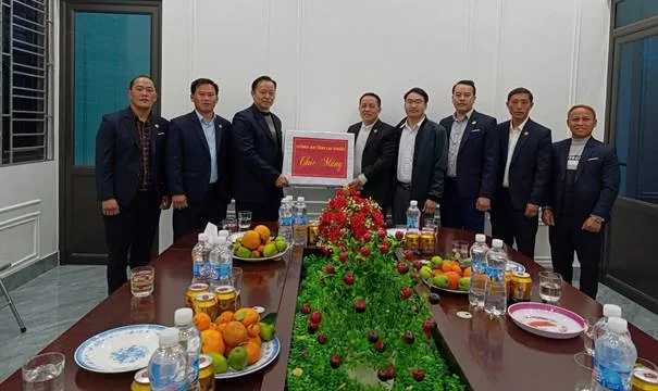 Phổ biến, hướng dẫn công dân quét mã QR thủ tục hành chính, kiến thức PCCC và đánh giá chất lượng phục vụ qua VNeID