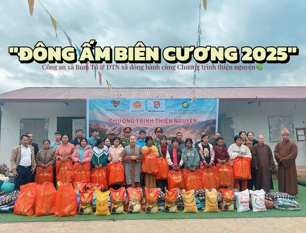 Trao quà cho bà con nhân dân.