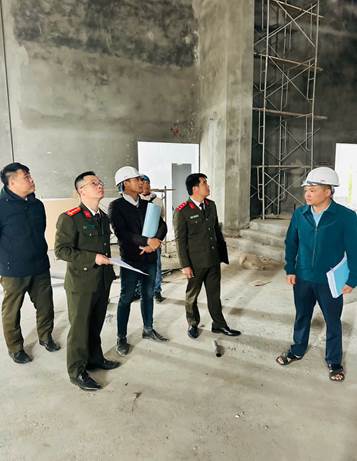 Tổ công tác nghiệm kiểm tra công trình và đối chiếu với bản vẽ thiết kế