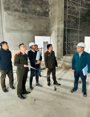Tổ công tác nghiệm kiểm tra công trình và đối chiếu với bản vẽ thiết kế
