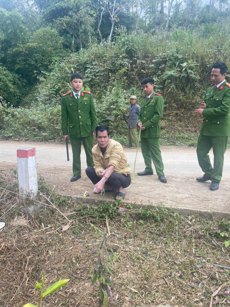 Bị can Tao Văn Bung tại hiện trường vụ án