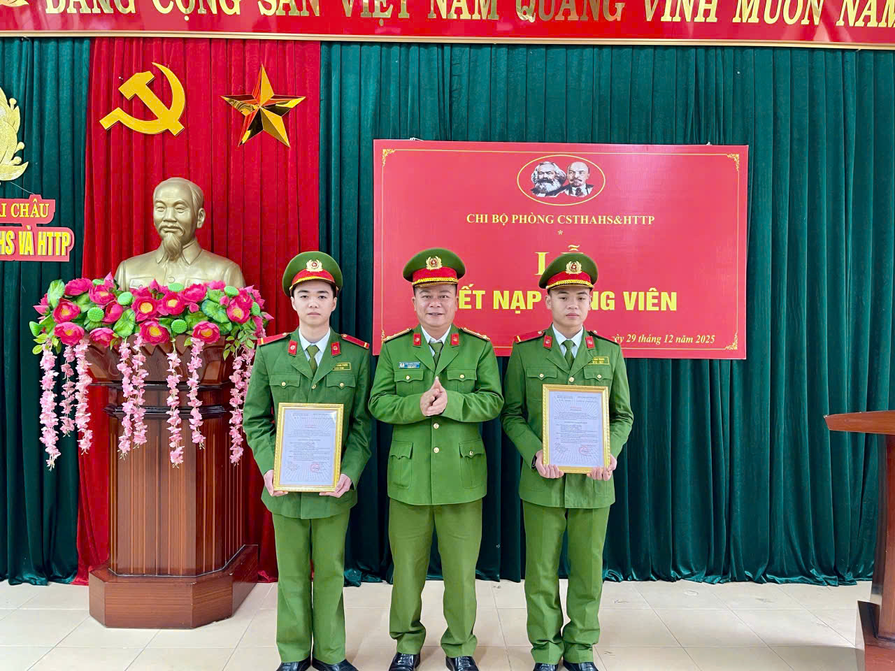 Đồng chí Bí thư chi bộ trao quyết định kết nạp Đảng