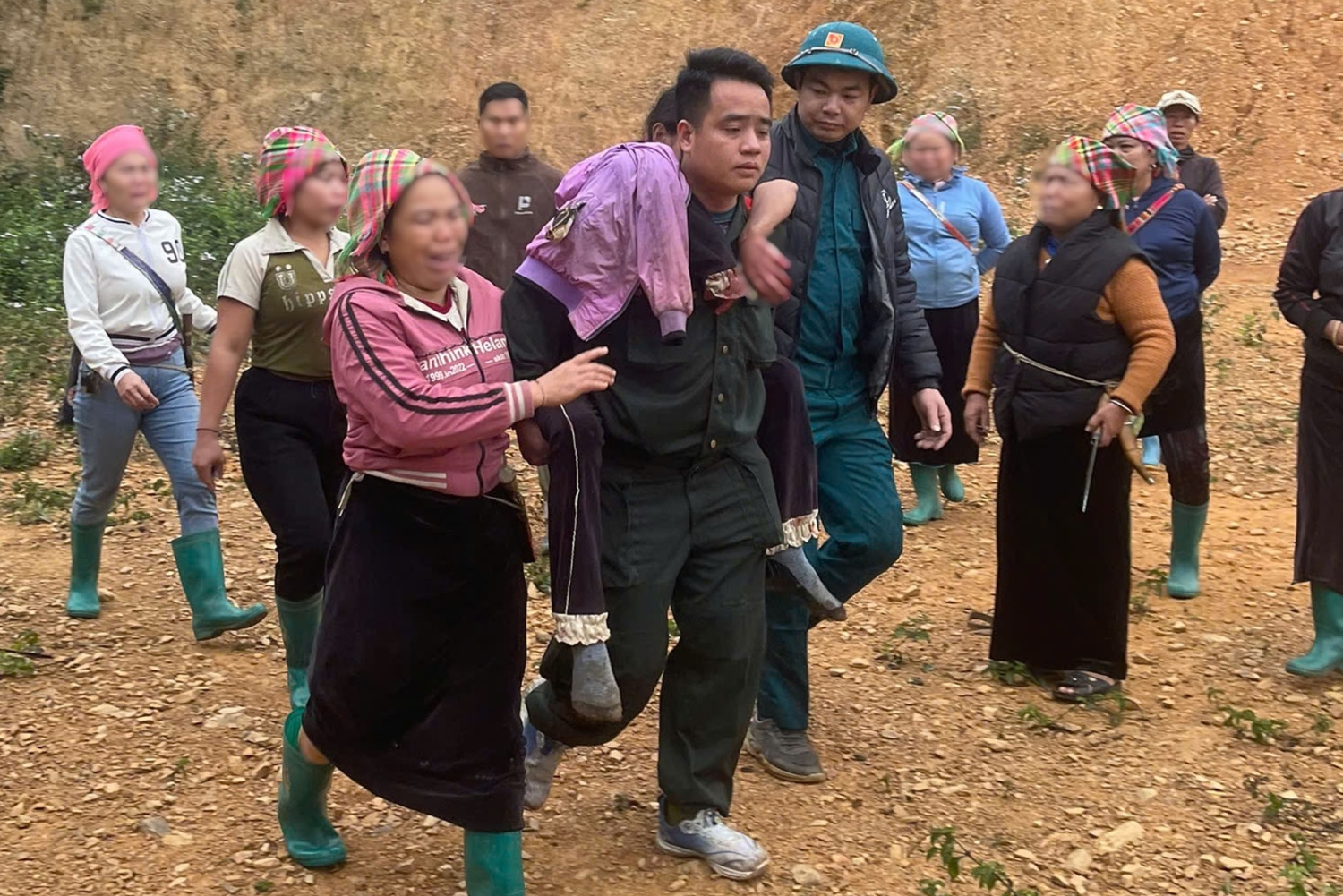 công an xã hỗ trợ sơ cứu, đưa nạn nhân ra khỏi rừng