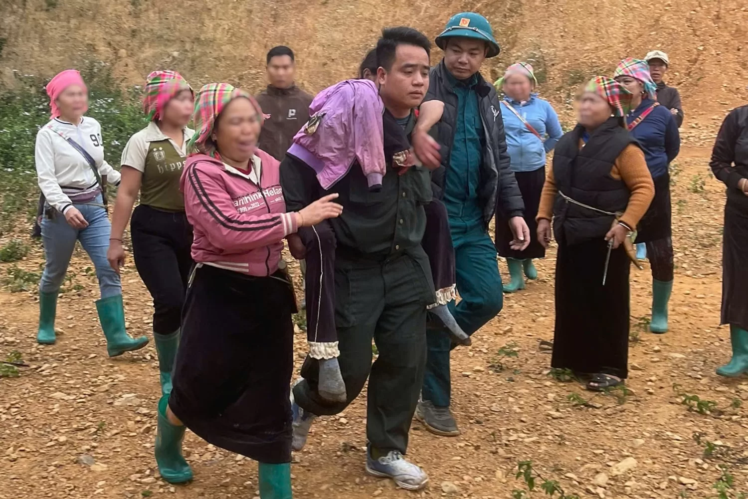 công an xã hỗ trợ sơ cứu, đưa nạn nhân ra khỏi rừng