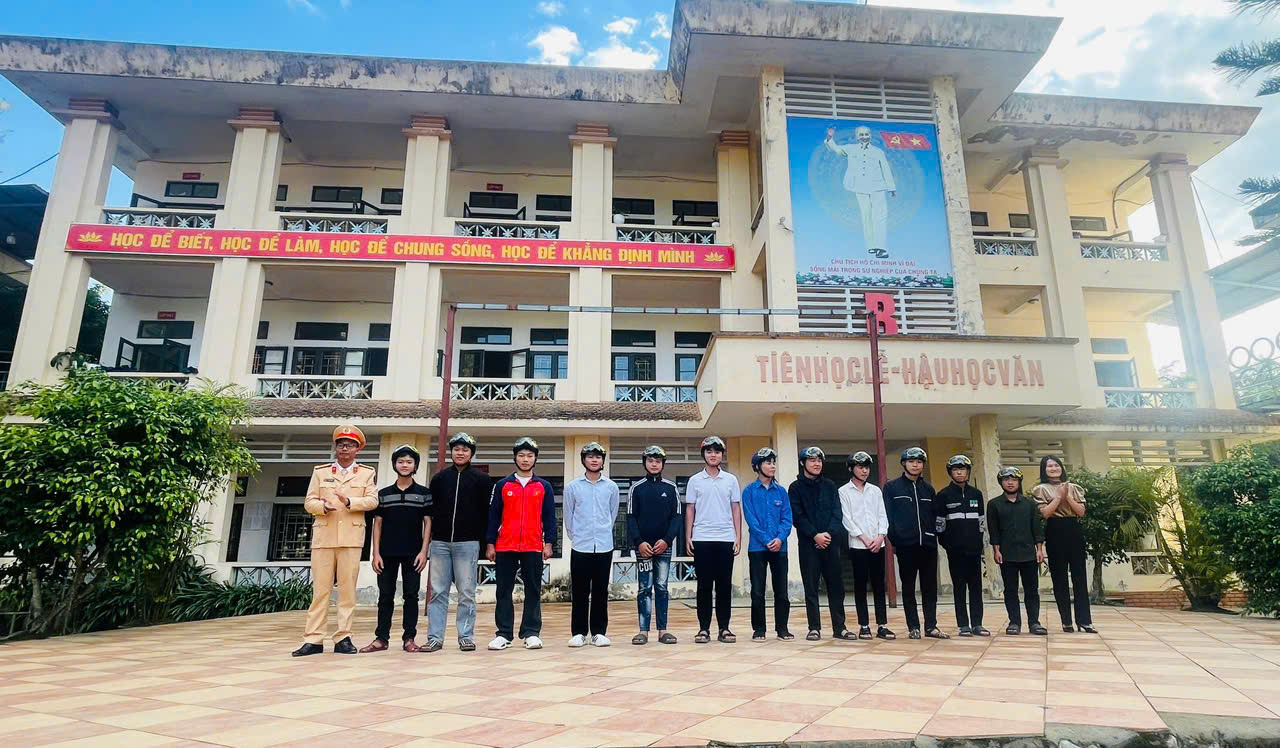 Đội Cảnh sát giao thông đường bộ trao tặng  mũ bảo hiểm cho học sinh,