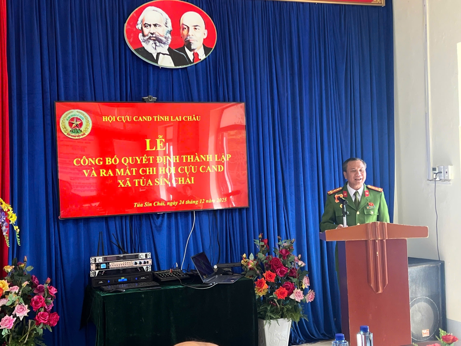 Đại tá Bùi Gia Lượt phát biểu chúc mừng Hội Cựu CAND xã Tủa Sín Chải