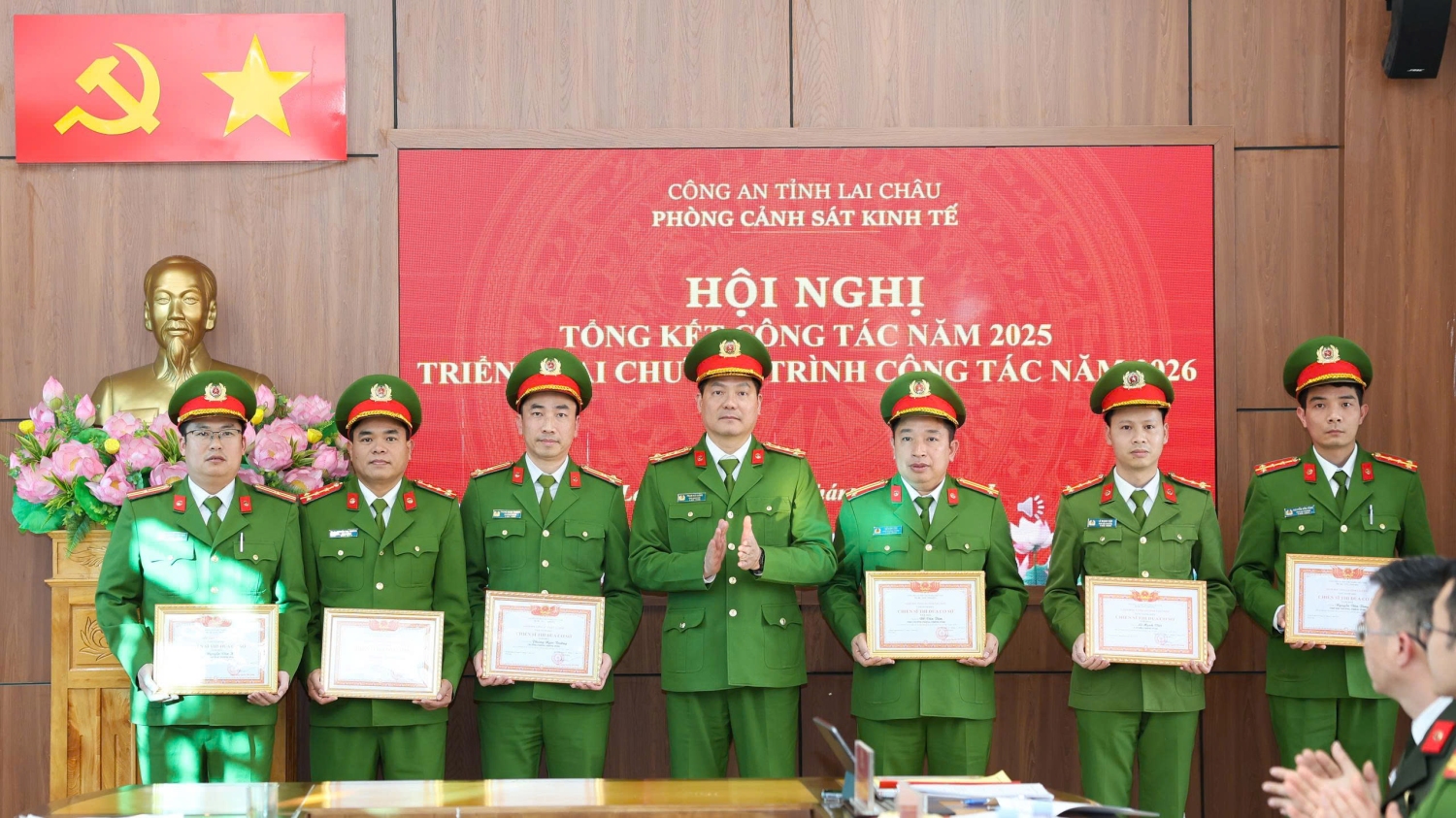 Đại tá Phạm Hải Đăng - Phó Giám đốc Công an tỉnh trao danh hiệu thi đua cho các cán bộ chiến sĩ phòng Cảnh sát Kinh tế Công an tỉnh đã có thành tích xuất sắc trong phong trào thi đua "Vì An ninh tổ quốc" năm 2025