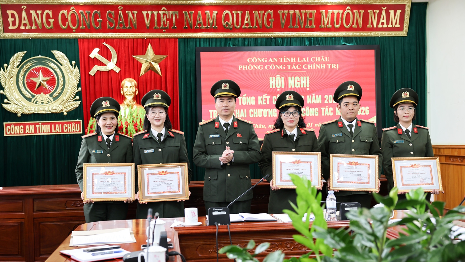 Thừa ủy quyền Giám đốc Công an tỉnh, Thượng tá Nguyễn Tiến Khang - Trưởng Phòng Công tác chính trị trao danh hiệu Chiến sĩ thi đua cơ sở cho các cá nhân