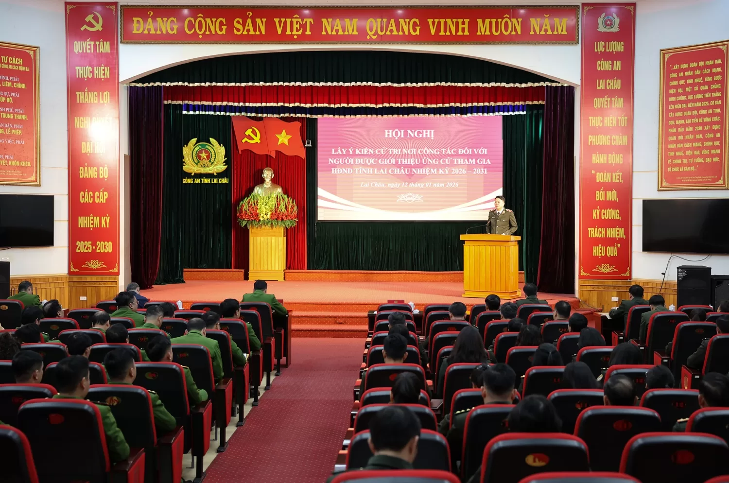 Quang cảnh hội nghị
