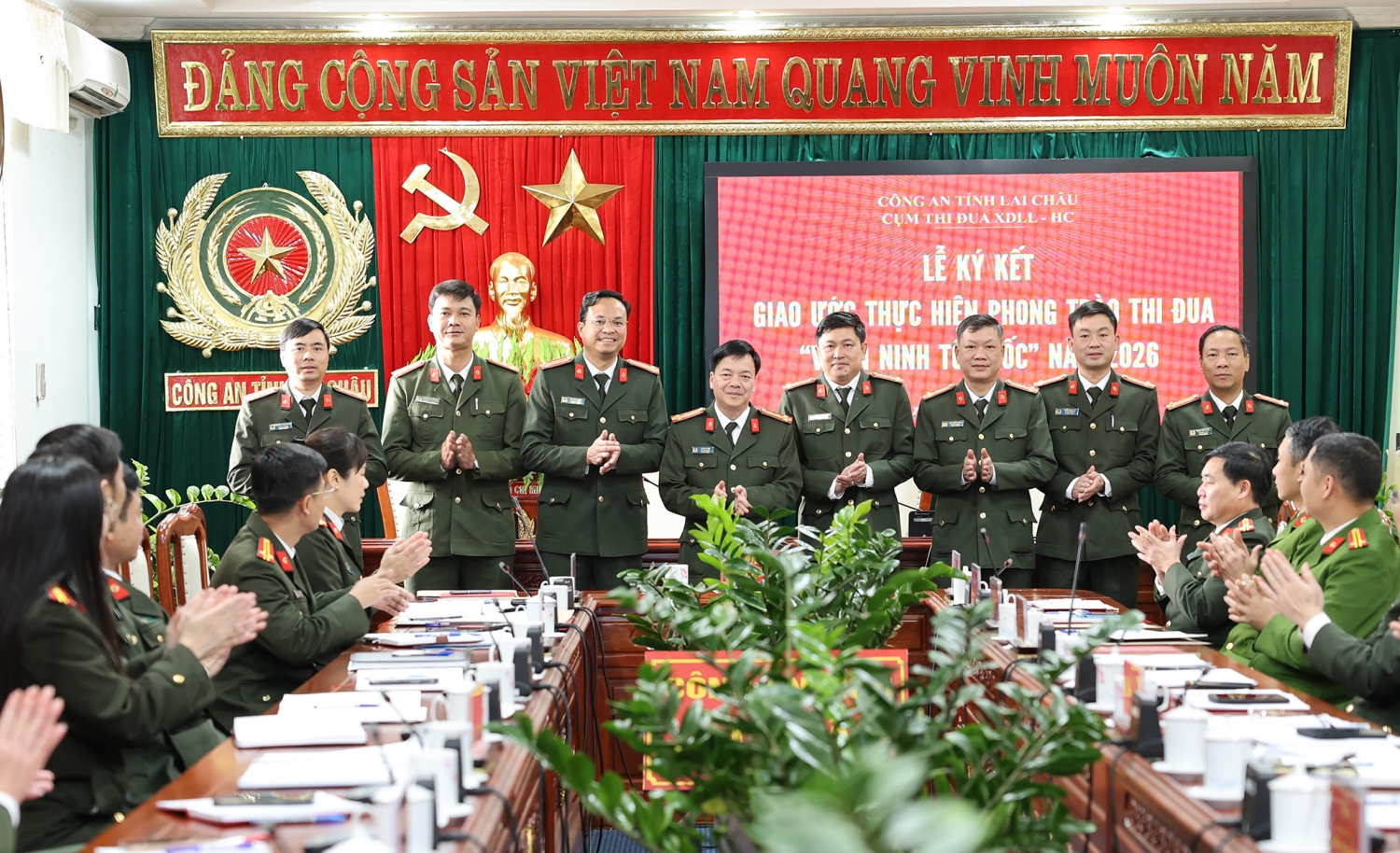 Đại tá Sùng A Súa - Phó Giám đốc Công an tỉnh chứng kiến các đơn vị trong Cụm ký kết nội dung thực hiện giao ước thi đua "Vì an ninh Tổ quốc" năm 2026