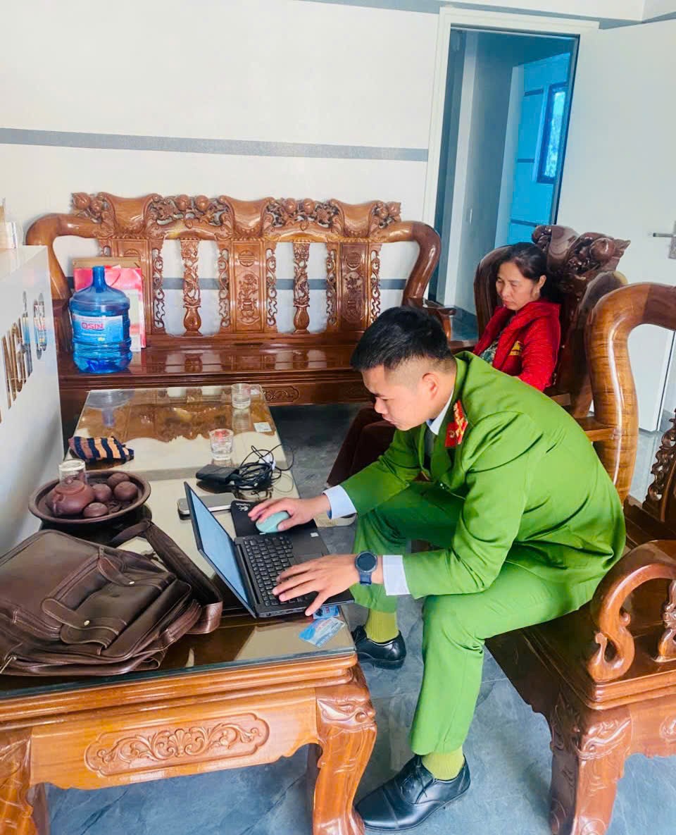 Lực lượng Công an xã hướng dẫn cơ sở lưu trú khai báo thông tin cư trú