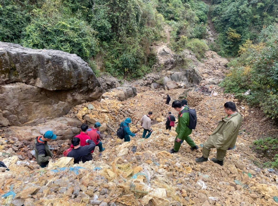 Lực lượng Công an xã và dân quân đang tuần tra các điểm mỏ quặng trên địa bàn.