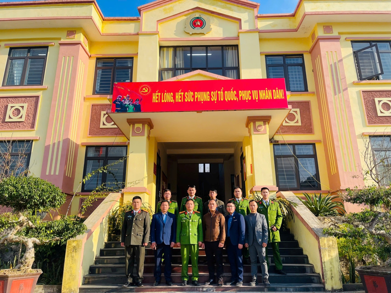 Cảnh Cán bộ công an xã và đại diện các trưởng điểm nhóm Tôn giáo trên địa bàn xã chụp ảnh lưu niệm tại trụ sở Công an xã