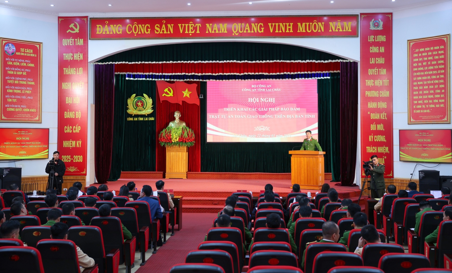 Toàn cảnh Hội nghị triển khai giải pháp bảo đảm trật tự, an toàn giao thông