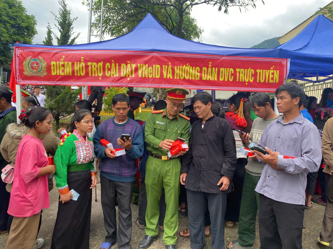 Phòng Cảnh sát QLHC về TTXH hỗ trợ người dân cài đặt VNeID và Hướng dẫn dịch vụ công trực tuyến.