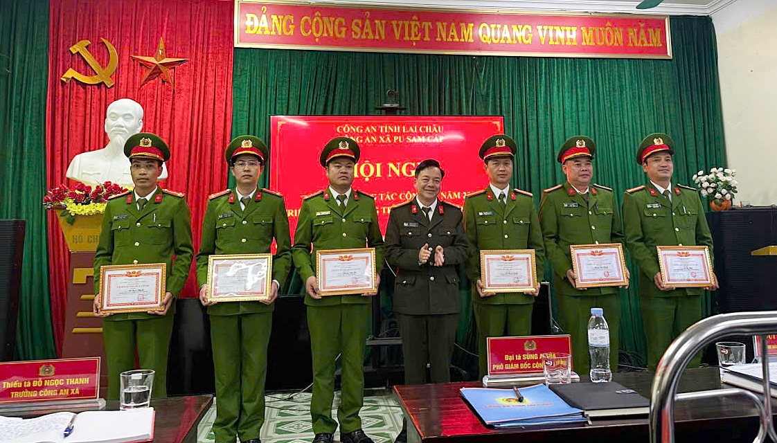 Đại tá Sùng A Súa - Phó Giám đốc Công an tỉnh trao danh hiệu "Chiến sĩ thi đua cơ sở" cho 06 cá nhân