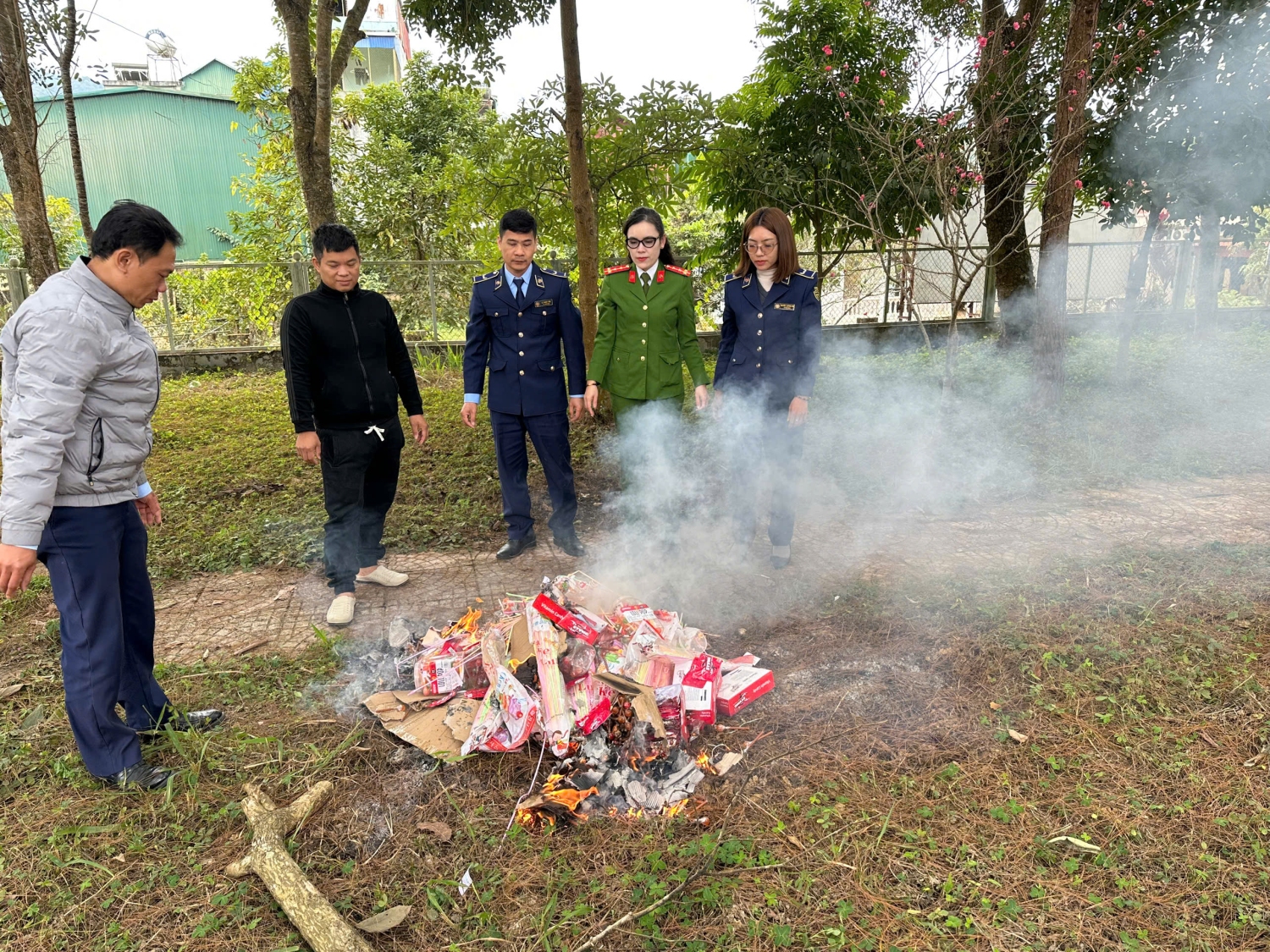 Cơ quan chức nắng tiêu huỷ bánh kẹo, thực phẩm không rõ nguồn gốc xuất xứ