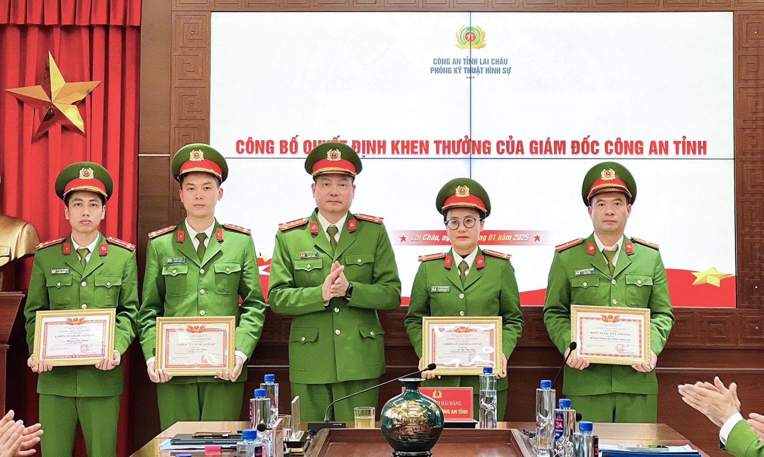 Đại tá Phạm Hải Đăng – Phó Giám đốc Công an tỉnh, Thủ trưởng Cơ quan Cảnh sát Điều tra trao tặng danh hiệu Đơn vị Quyết thắng cho tập thể, danh hiệu Chiến sĩ thi đua cơ sở cho các cá nhân