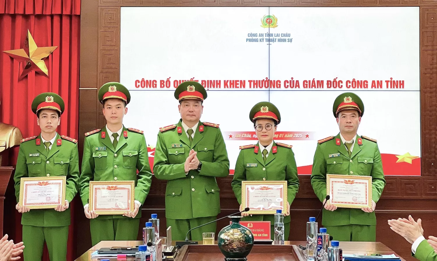 Đại tá Phạm Hải Đăng – Phó Giám đốc Công an tỉnh, Thủ trưởng Cơ quan Cảnh sát Điều tra trao tặng danh hiệu Đơn vị Quyết thắng cho tập thể, danh hiệu Chiến sĩ thi đua cơ sở cho các cá nhân