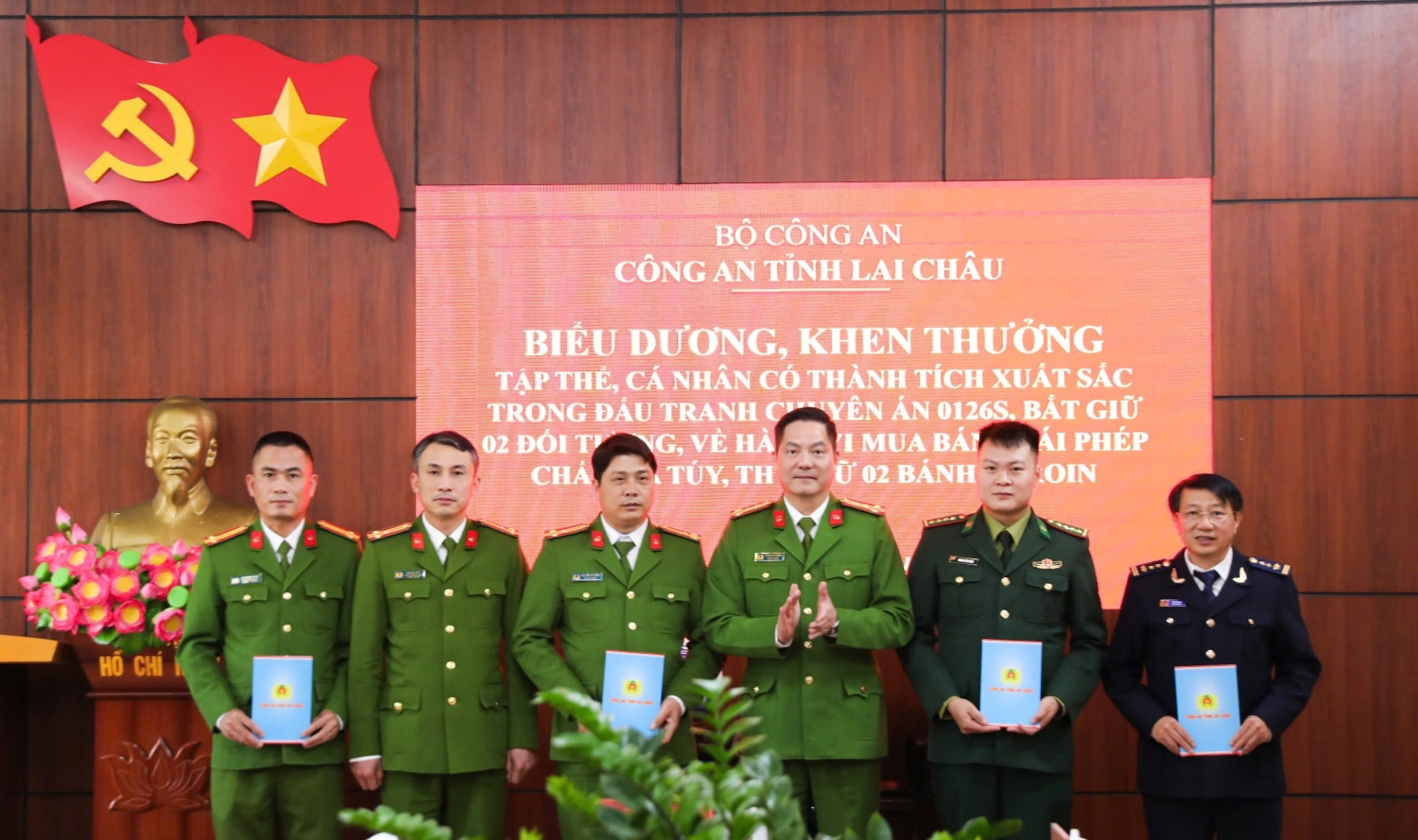 Đại tá Phạm Hải Đăng – Phó Giám đốc Công an tỉnh trao thưởng cho các tập thể có thành tích xuất sắc trong đấu tranh, triệt phá Chuyên án 0126S