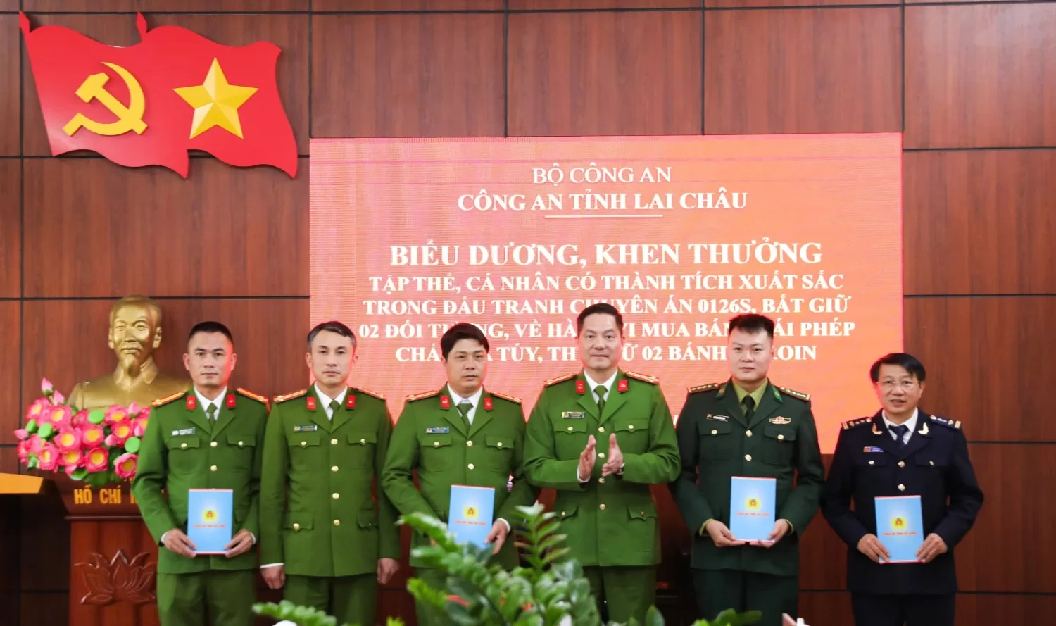 Đại tá Phạm Hải Đăng – Phó Giám đốc Công an tỉnh trao thưởng cho các tập thể có thành tích xuất sắc trong đấu tranh, triệt phá Chuyên án 0126S