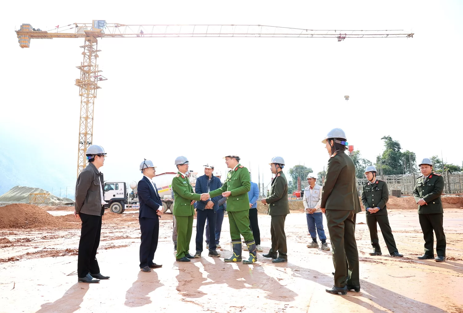 Đại tá Phạm Hải Đăng Phó Giám đốc Công an tỉnh kiểm tra tiến độ thi công và động viên kỹ sư, công nhân đang thi công tại công trình Trường phổ thông nội trú liên cấp Tiểu học & THCS Pa Tần