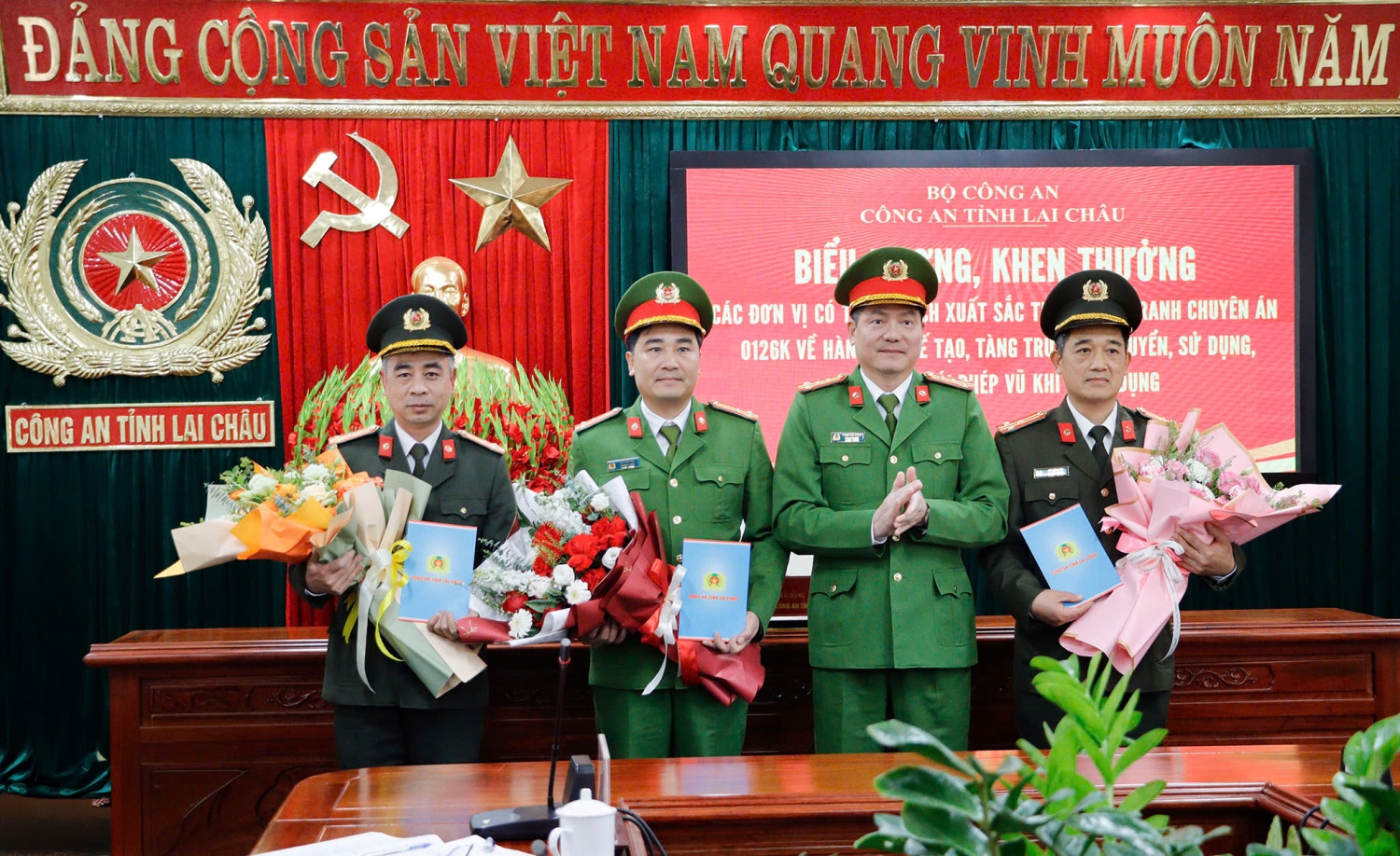 Đại tá Phạm Hải Đăng – Phó Giám đốc Công an tỉnh trao thưởng cho các tập thể có thành tích xuất sắc trong đấu tranh Chuyên án 0126K