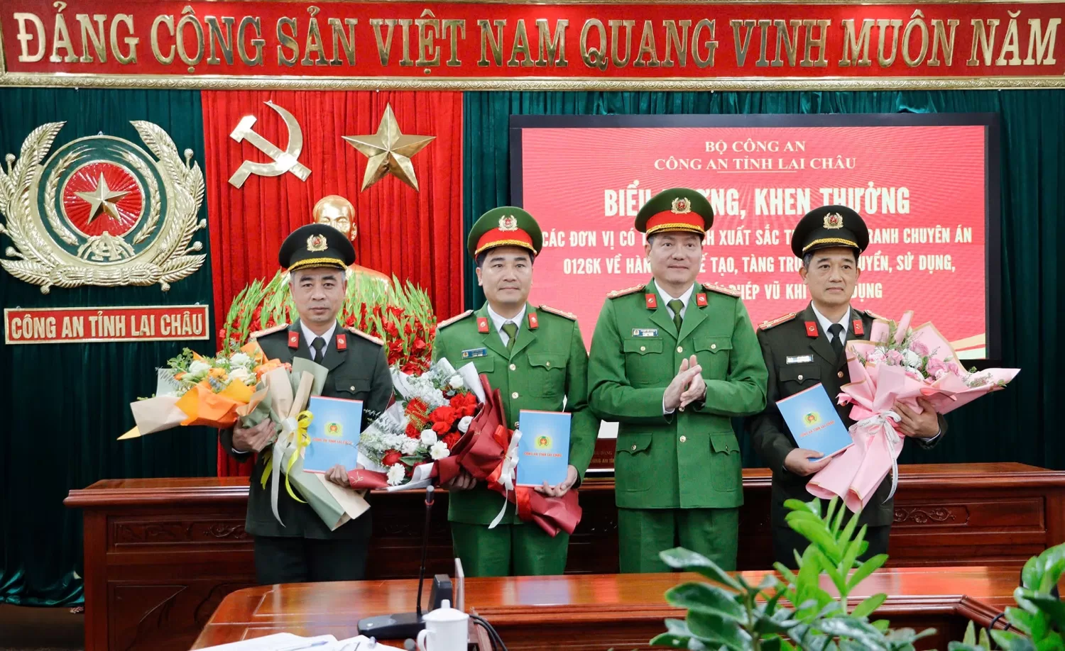 Đại tá Phạm Hải Đăng – Phó Giám đốc Công an tỉnh trao thưởng cho các tập thể có thành tích xuất sắc trong đấu tranh Chuyên án 0126K
