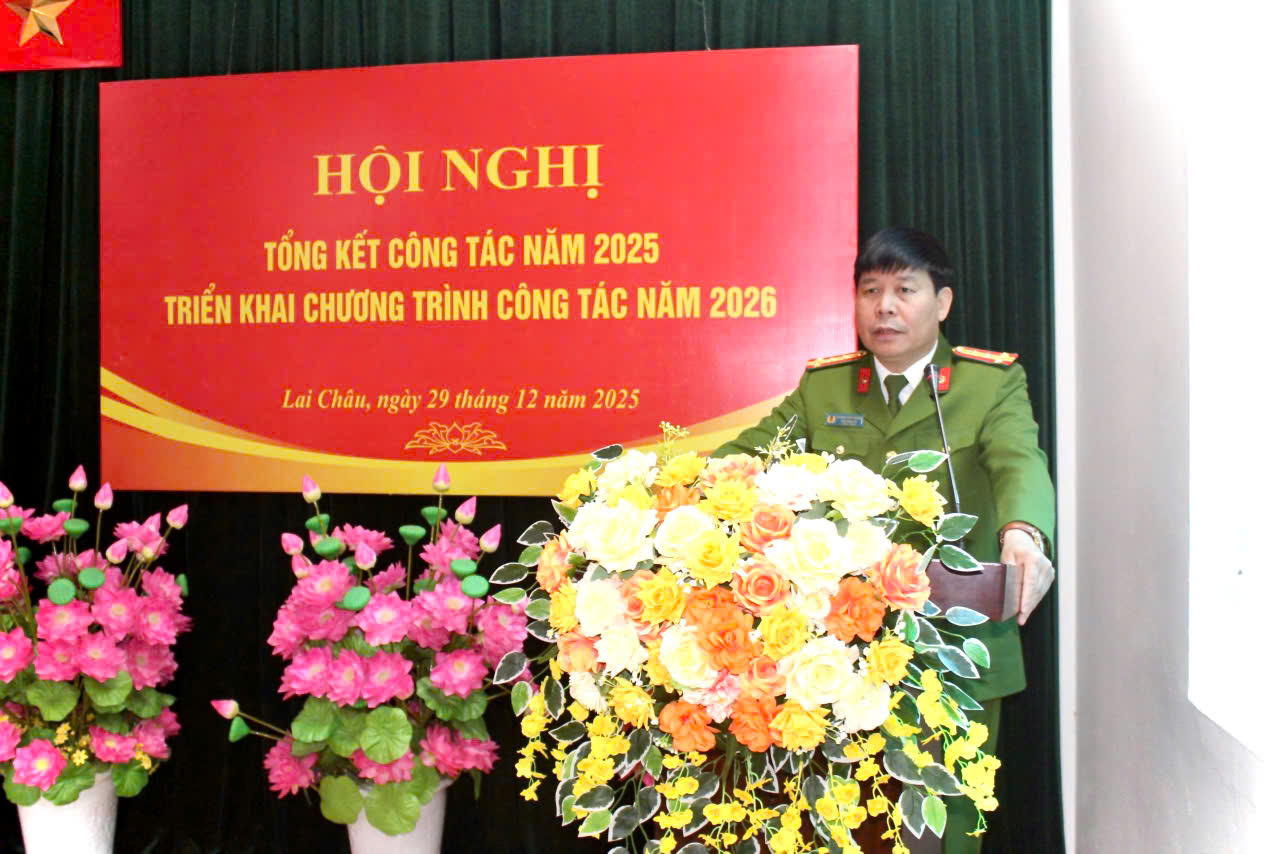 Đ/c Đại tá Khoàng Văn Thương - Phó giám đốc Công an tỉnh phát biểu chỉ đạo tại Hội nghị.