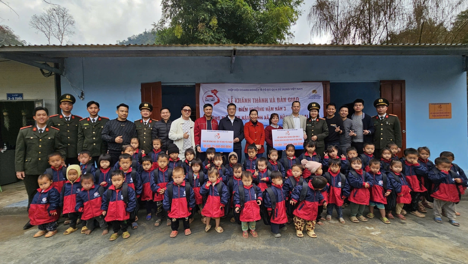 Đại diện phòng An ninh đối ngoại và Đoàn thiện nguyện bàn giao điểm trường Nậm Nàn 3, Trường Mầm non Nậm Manh cho thầy cô, học sinh tại điểm trường.