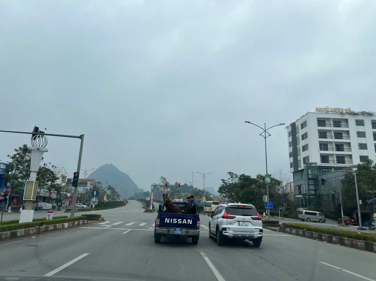 Đ/c Đại tá Lê Anh Hưng- Phó Giám đốc Công an tỉnh chúc tết Công an xã