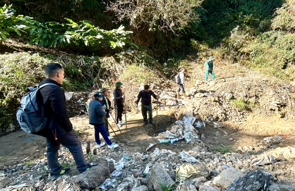 Tổ công tác tiếp cận điểm khai thác vàng trái phép