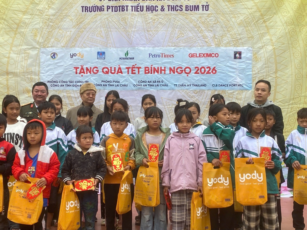 Đoàn thiện nguyện chụp ảnh lưu niệm cùng các em học sinh