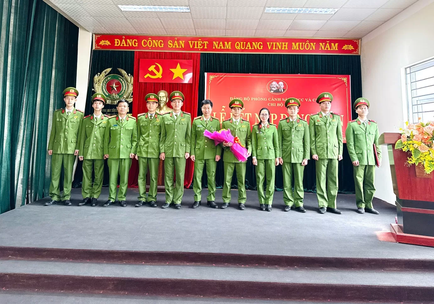 Đoàn thiện nguyện chụp ảnh lưu niệm cùng các em học sinh