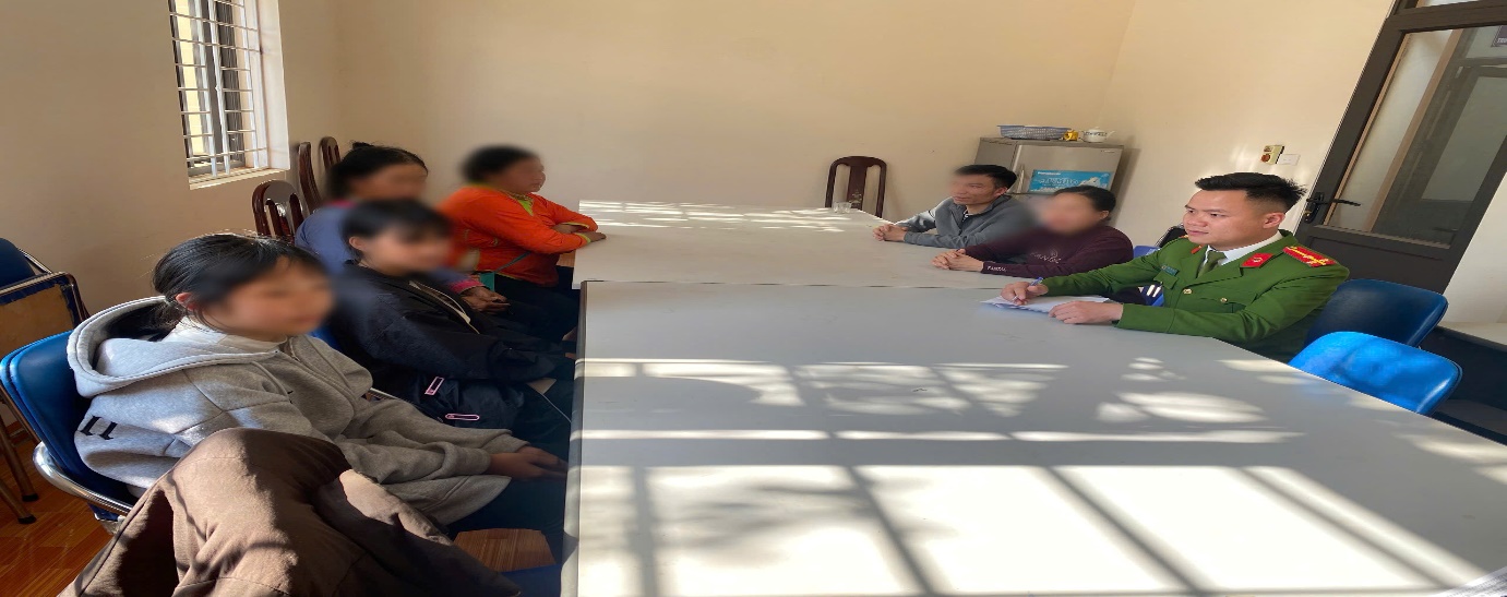 Công an xã phối hợp với nhà trường truyên truyền cho phụ huynh, học sinh tại trụ sở đơn vị.