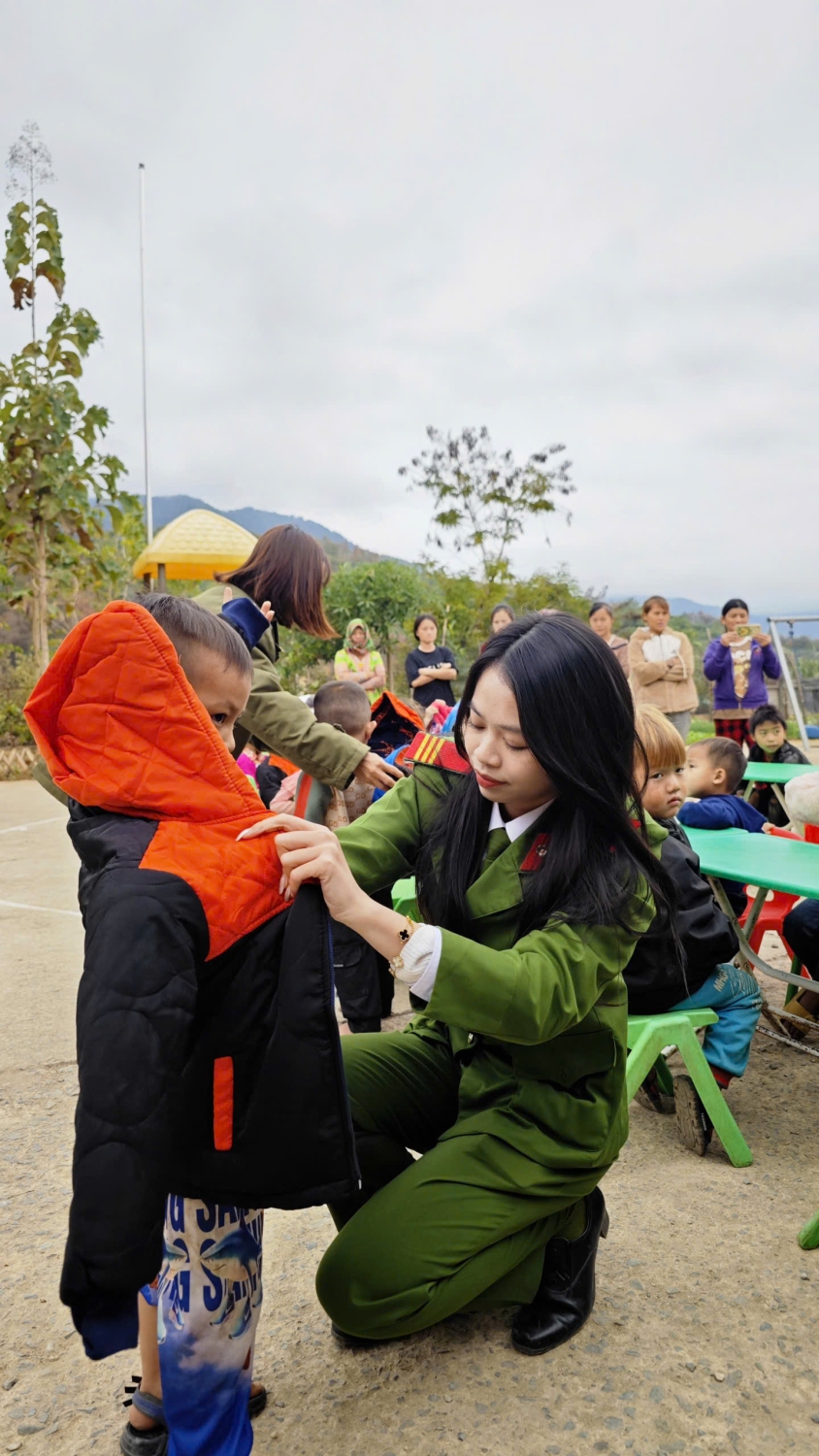 Đoàn viên thanh niên Công an xã Nậm Hàng ân cần hỗ trợ, chăm sóc các cháu học sinh tại điểm trường mầm non Huổi Đanh