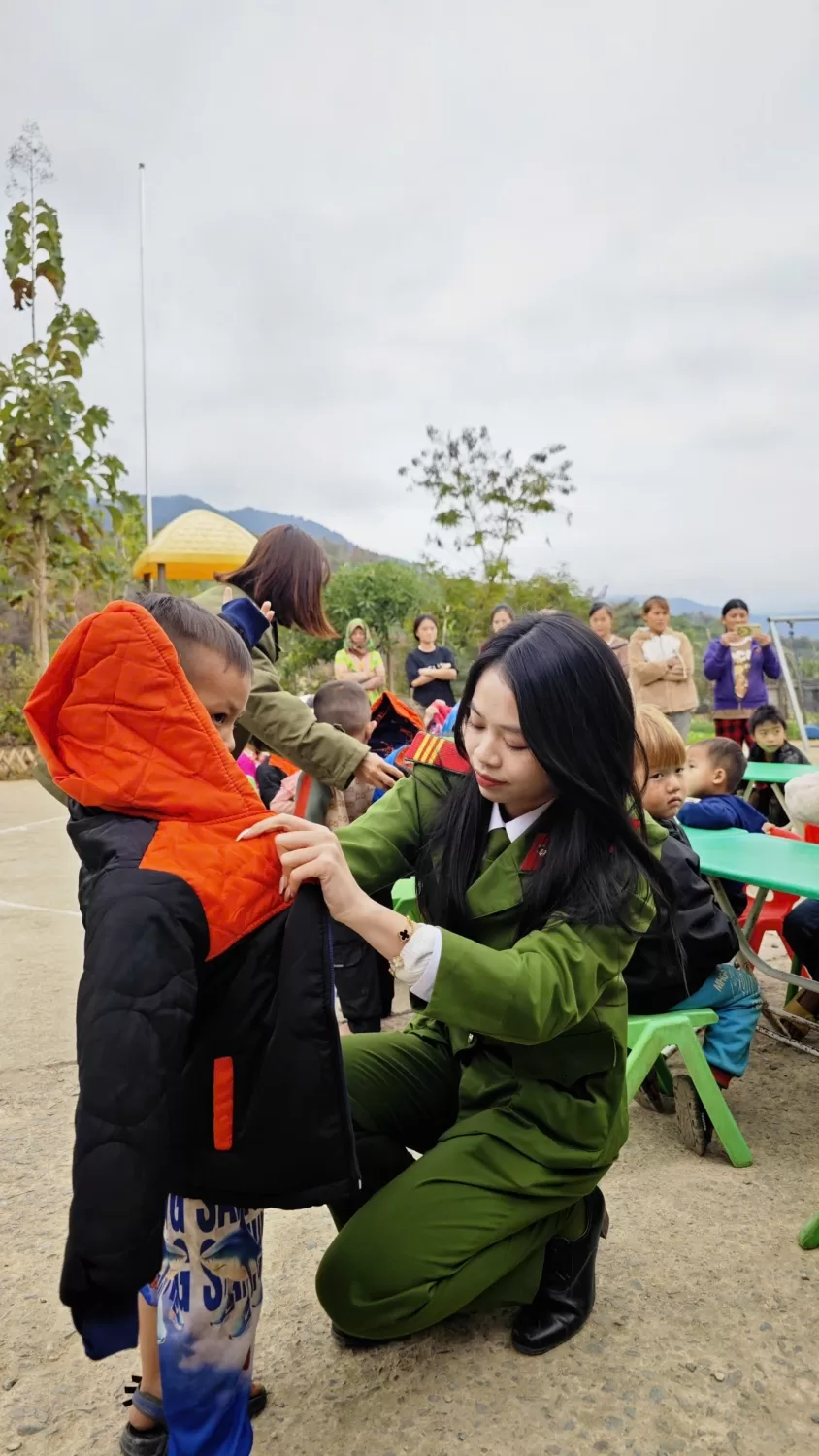 Đoàn viên thanh niên Công an xã Nậm Hàng ân cần hỗ trợ, chăm sóc các cháu học sinh tại điểm trường mầm non Huổi Đanh