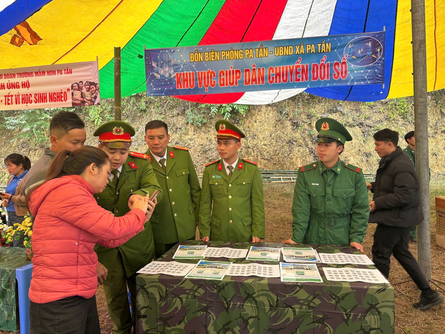 Lực lượng Công an xã hướng dẫn người dân cài đặt VneID, ứng dụng VNeTraffic