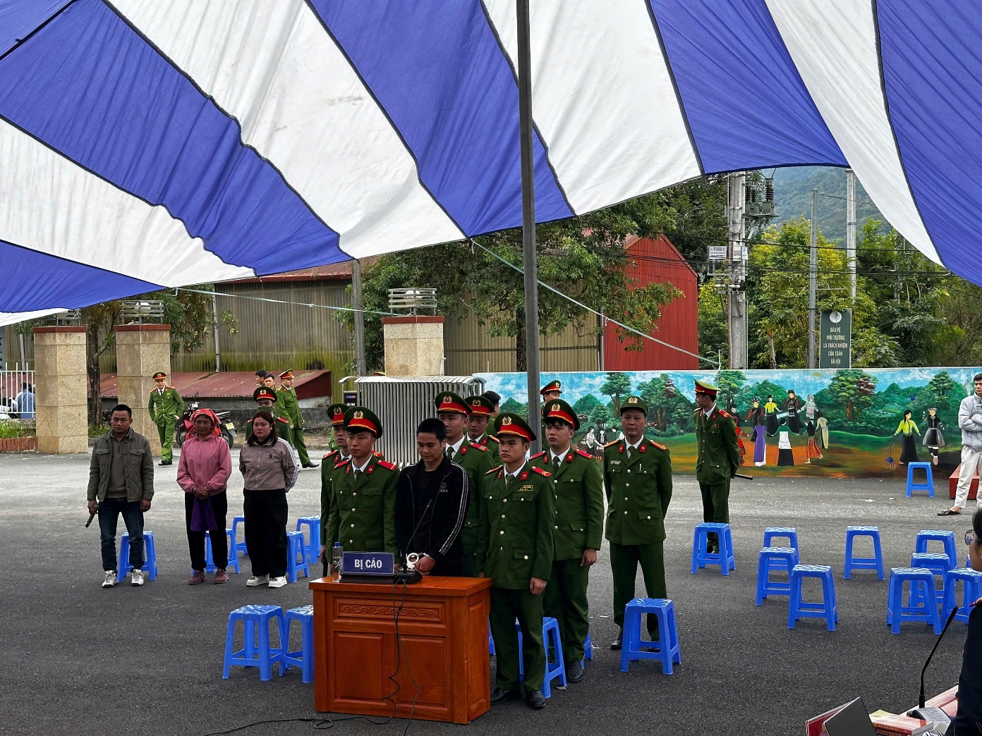 Bị cáo Vàng Hừ Lòng tại phiên tòa lưu động