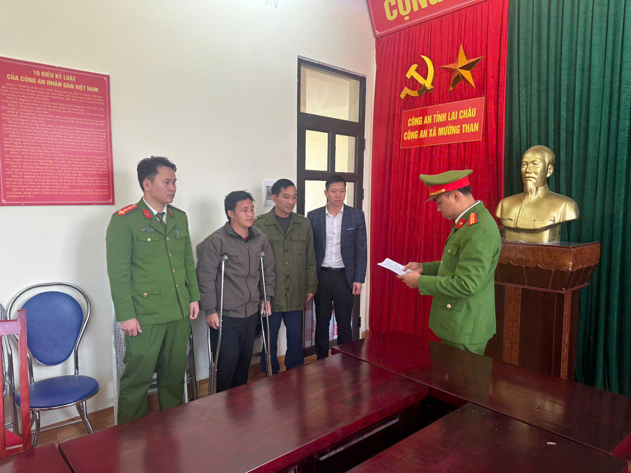 Ảnh cơ quan điều tra tống đạt các Quyết định Khởi tố vụ án, khởi tố bị can