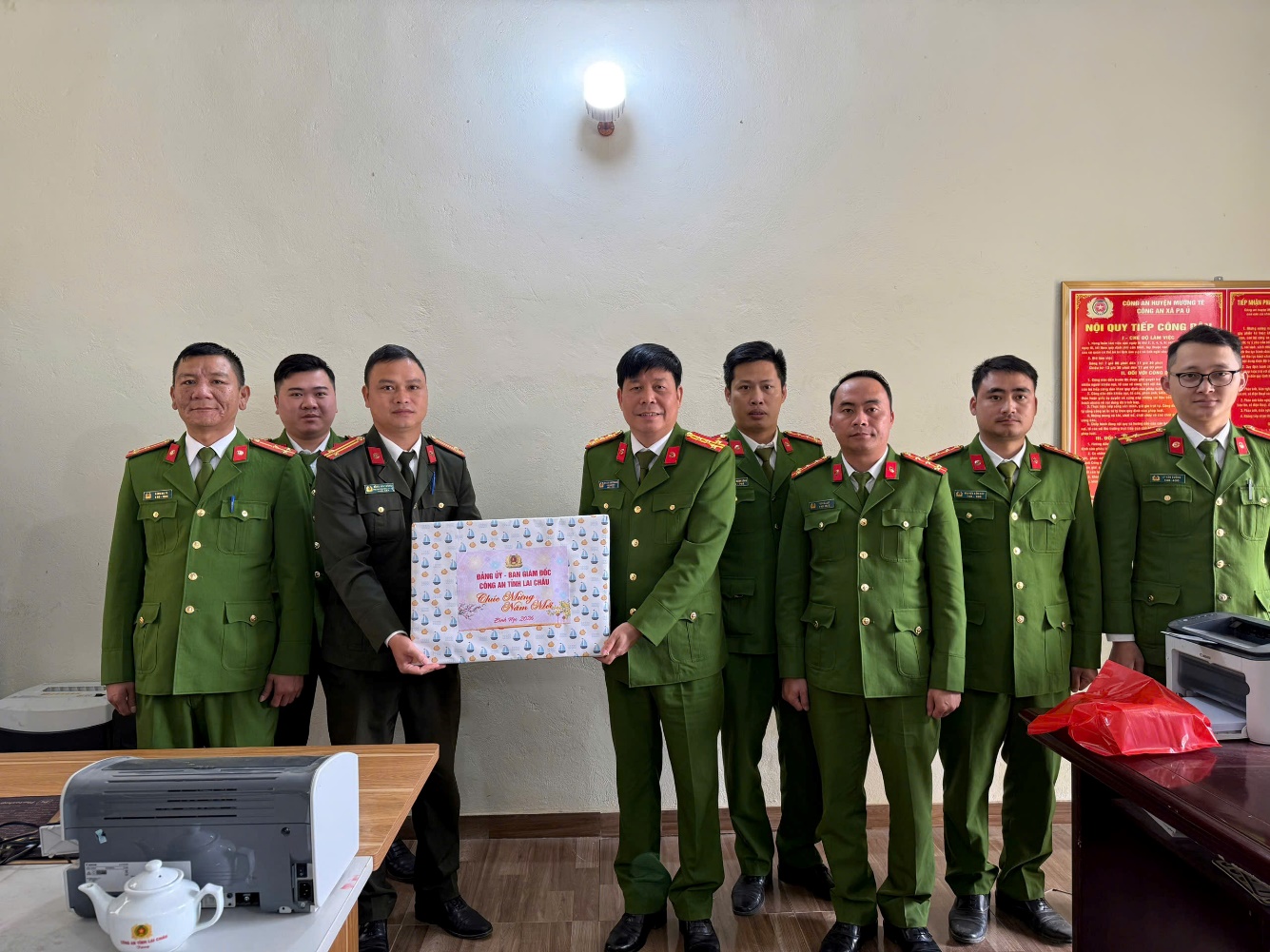 Đồng chí Đại tá Khoàng Văn Thương – Phó Giám đốc Công an tỉnh thăm, chúc Tết CBCS Công an xã Pa Ủ