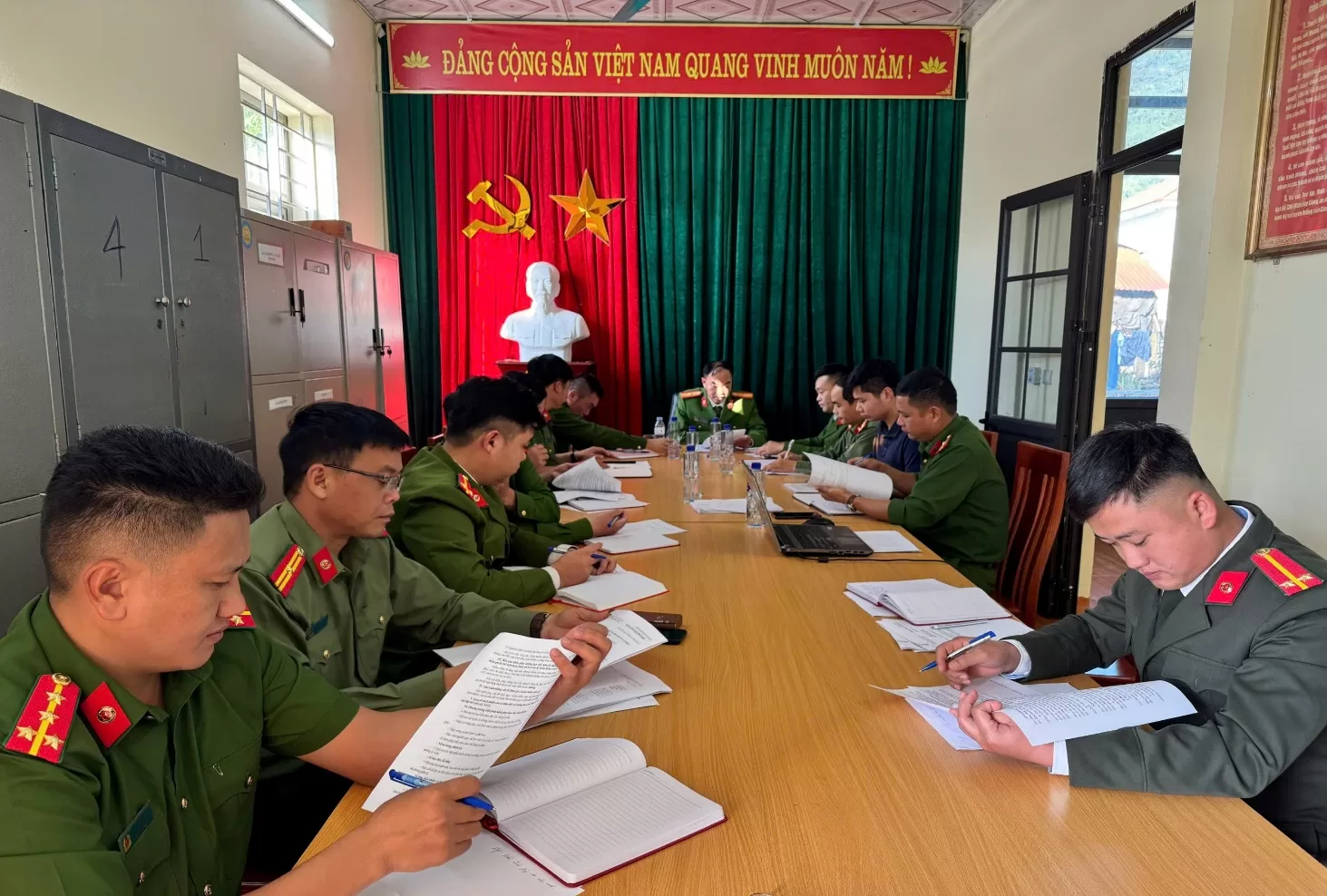 Tập thể Công an xã họp, triển khai Kế hoạch thực hiện công tác CCHC năm 2026