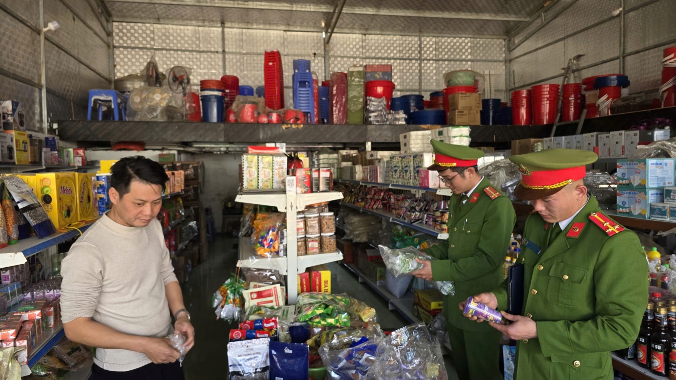 Lực lượng Công an xã kiểm tra nhãn mác, nguồn gốc xuất xứ hàng hoá tại các hộ kinh doanh